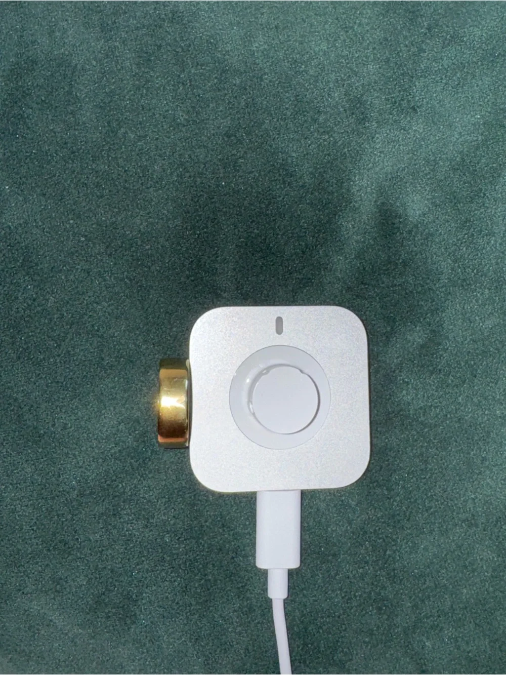 Oura Ring 4 – Gold – Size 8 – Charger Included
